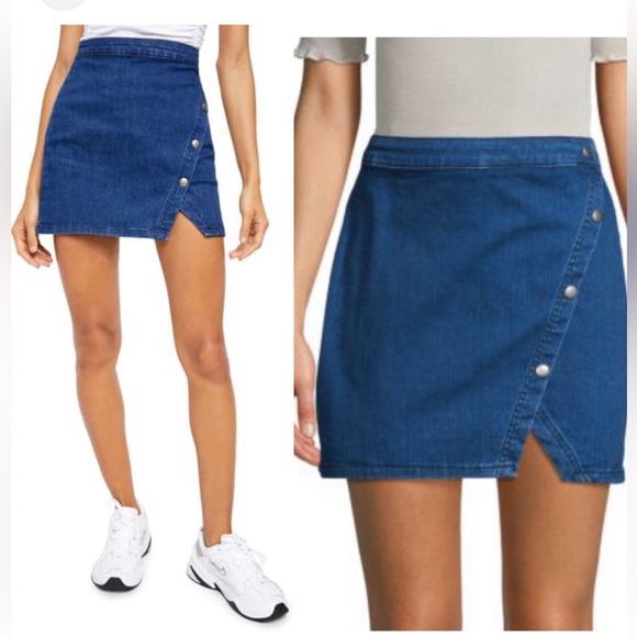 Free People We The Free Denim Mini Skirt.
Asymmetrical button snaps. Size 6 - Picture 4 of 9